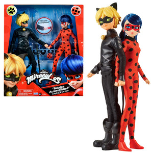 Bandai - Miraculous Ladybug - Set di 2 bambole manichino 26 cm - Ladybug e Chat Noir - Pacchetto Miraculous Bambole - Bambola Ladybug e Bambola Chat Noir - Giocattolo per bambini 4 anni e + - P50365