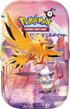 Carica l'immagine nel visualizzatore di Gallery, Pokémon: miniscatola da collezione Zapdos dell’espansione 30° Anniversario del GCC Pokémon (1 foglio di adesivi, 1 carta con l’illustrazione della miniscatola e 2 buste di espansione), Ed. Italiano