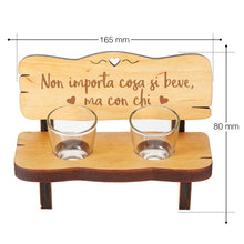 Carica l'immagine nel visualizzatore di Gallery, Casa Vivente Panchina per Shot in Legno con 2 Bicchierini in Vetro Inclusi, Incisione Non Importa Cosa Si Beve, Accessori Decorativi Casa