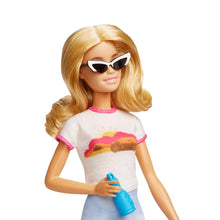 Carica l&#39;immagine nel visualizzatore di Gallery, Barbie - Set da Viaggio Malibu, Bambola e Accessori, con Cagnolino e Oltre 10 Pezzi, valigie funzionanti Incluse, Giocattolo per Bambini 3+ Anni, HJY18