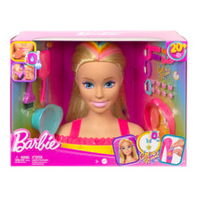 Carica l&#39;immagine nel visualizzatore di Gallery, Barbie - Super Chioma Hairstyle Capelli Arcobaleno, testa pettinabile con capelli biondi e ciocche arcobaleno fluo da acconciare, con accessori Color Reveal, giocattolo per bambini, 3+ anni, HMD78