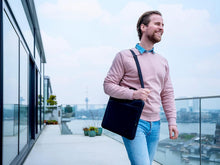 Carica l'immagine nel visualizzatore di Gallery, Trust Bologna Slim Eco Borsa per Laptop fino a 16", Borsa per Laptop Sostenibile in Plastica Riciclata, con Tracolla, Custodia per Viaggio, Lavoro, Ufficio, Scuola