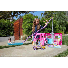 Carica l&#39;immagine nel visualizzatore di Gallery, Barbie-Camper dei Sogni Playset con Veicolo, con Ruote, Piscina, Scivolo, 7 Aree Gioco e Oltre 60 Accessori da Campeggio, Giocattolo per Bambini 3+ Anni, HCD46
