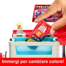 Carica l&#39;immagine nel visualizzatore di Gallery, Mattel Disney e Pixar Cars, Mack Officina Cambia Colore con cabina di guida rimovibile, playset con truck e macchinina trasformabili, Saetta McQueen e accessori cambia colore, HPD82