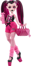 Carica l'immagine nel visualizzatore di Gallery, Monster High Segreti da Brivido - Draculaura Misteri Mostruosi, Set con Bambola e Guardaroba, 19 Accessori e Capi d'Abbigliamento a Sorpresa Inclusi, Giocattolo per Bambini, 4+ Anni, HXH84
