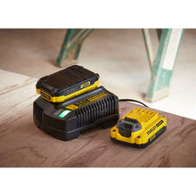 Carica l'immagine nel visualizzatore di Gallery, STANLEY FATMAX SFMCB14-QW Caricabatterie rapido V20 4A (18V) per batterie V20, Nero