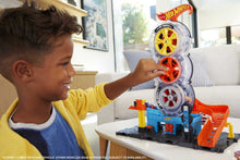 Carica l'immagine nel visualizzatore di Gallery, Hot Wheels City Pneumatici Super velocità, Playset Rampa per Macchinine tra Ruote in Autofficina, Include 1 Macchinina, Regalo Bambini 4-8 Anni, Hdp02, Multicolore, ‎17.46 x 34.93 x 40 cm