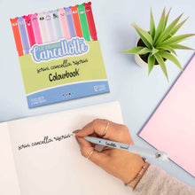 Carica l&#39;immagine nel visualizzatore di Gallery, Colourbook Cancellotte - Set 12 Penne Gel Cancellabili Ricaricabili, Gomma a semisfera, Diametro Punta 0,7 mm (Colour Mix 4)