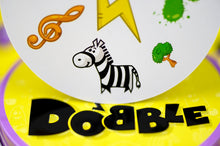 Carica l'immagine nel visualizzatore di Gallery, Asmodee: Dobble, Eco-Sleeve, Divertente Gioco da Tavolo per Tutta la Famiglia, 2-8 Giocatori, 6+ Anni, Edizione in Italiano