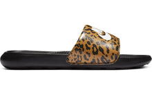 Carica l'immagine nel visualizzatore di Gallery, Nike W Victori One Slide Print, Scarpe da Ginnastica Donna, Chutney/Bianco-Nero, 35.5 EU