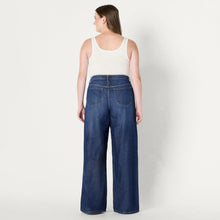 Carica l'immagine nel visualizzatore di Gallery, Amazon Essentials Jeans a Vita Media Ultra Morbidi a Gamba Larga Donna, Lavaggio Ombré Scuro, 50