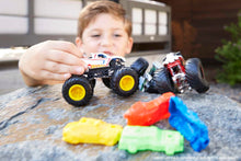 Carica l&#39;immagine nel visualizzatore di Gallery, Hot Wheels- Monster Truck Veicolo a Sorpresa in Scala 1:64 con Ruote Giganti, da Collezione, Giocattolo per Bambini 3+Anni, FYJ44