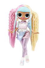 Carica l&#39;immagine nel visualizzatore di Gallery, L.O.L. Surprise! OMG House of Surprises Bambola alla Moda Serie 2, CANDYLICIOUS, Include accessori e supporto per la bambola, Da collezione, Età: 4+ anni, 586111