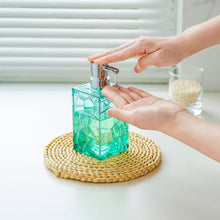 Carica l'immagine nel visualizzatore di Gallery, Set di accessori da bagno in acrilico trasparente, antiruggine, design trasparente, include dispenser di sapone, portaspazzolino, tazza, portasapone e scopino per WC, 5 pezzi (blu foglia di tè)