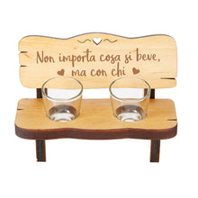 Carica l'immagine nel visualizzatore di Gallery, Casa Vivente Panchina per Shot in Legno con 2 Bicchierini in Vetro Inclusi, Incisione Non Importa Cosa Si Beve, Accessori Decorativi Casa