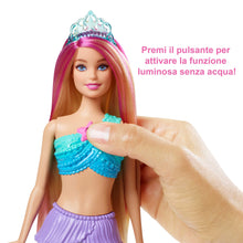 Carica l'immagine nel visualizzatore di Gallery, Barbie Dreamtopia Sirena Luci Scintillanti Bambola (30,4 cm, bionda) con luci che si attivano a contatto con l’acqua e capelli con ciocche rosa, regalo per bambini dai 3 ai 7 anni, HDJ36