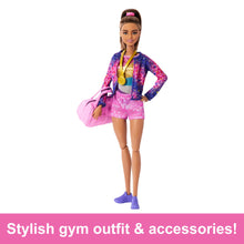 Carica l&#39;immagine nel visualizzatore di Gallery, Barbie - Ginnastica Artistica, playset con bambola ginnasta bionda, tuta per il riscaldamento, trave, fermo a C per le acrobazie e 10+ accessori inclusi, giocattolo per bambini, 3+ anni, HRG53