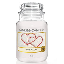 Carica l'immagine nel visualizzatore di Gallery, Yankee Candle Candela profumata in giara grande | Amore invernale | Durata Fino a 150 Ore