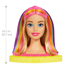 Carica l&#39;immagine nel visualizzatore di Gallery, Barbie - Super Chioma Hairstyle Capelli Arcobaleno, testa pettinabile con capelli biondi e ciocche arcobaleno fluo da acconciare, con accessori Color Reveal, giocattolo per bambini, 3+ anni, HMD78
