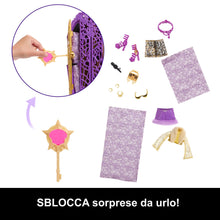 Carica l'immagine nel visualizzatore di Gallery, Monster High Segreti da Brivido - Clawdeen Wolf I Misteri di Hauntlywood, bambola con abiti, guardaroba e 19 accessori glamour a sorpresa inclusi, giocattolo per bambini, 4+ anni, JBG80