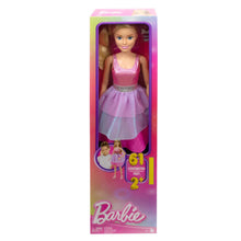 Carica l&#39;immagine nel visualizzatore di Gallery, Barbie - Bambola grande con capelli biondi, alta 71 cm con abito rosa scintillante, collana, fermaglio per capelli e tanti accessori, giocattolo per bambini, 3+ anni, HJY02