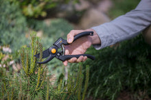 Carica l'immagine nel visualizzatore di Gallery, Fiskars Forbici da Giardino Bypass Professionali, Lama Teflonata, 1001530