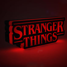 Carica l'immagine nel visualizzatore di Gallery, Lampada Logo Stranger Things, 30 cm (11,8") di Larghezza, Lampada da Parete o Scrivania con Alimentazione USB o a Batter