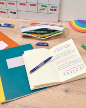 Carica l'immagine nel visualizzatore di Gallery, Pilot - Confezione da 1 Frixion Ball + 1 set di 3 ricariche - Penna cancellabile con inchiostro termosensibile - Penna roller ricaricabile realizzata in plastica riciclata - Blu - Punta media