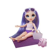 Carica l'immagine nel visualizzatore di Gallery, Rainbow High Swim &amp; Style - Violet (viola) - Bambola da 28 cm con confezione scintillante e oltre 10 outfit - Costume da bagno rimovibile, sandali, accessori divertenti - Età 4-12 anni