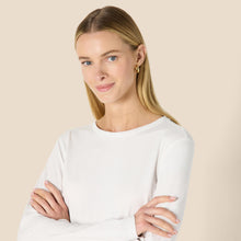Carica l'immagine nel visualizzatore di Gallery, Amazon Essentials T-Shirt Girocollo a Maniche Lunghe da Donna, 100% Cotone, vestibilità Regolare, Bianca, L