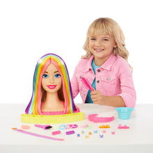 Carica l&#39;immagine nel visualizzatore di Gallery, Barbie - Super Chioma Hairstyle Capelli Arcobaleno, testa pettinabile con capelli biondi e ciocche arcobaleno fluo da acconciare, con accessori Color Reveal, giocattolo per bambini, 3+ anni, HMD78