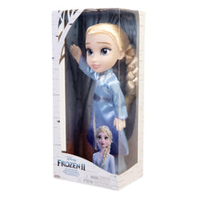 Carica l'immagine nel visualizzatore di Gallery, Frozen 2 – bambola Elsa Adventure 38 cm, estremamente dettagliata, indossa abiti da sogno ispirati al film ed è dotata d