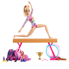Carica l&#39;immagine nel visualizzatore di Gallery, Barbie - Ginnastica Artistica, playset con bambola ginnasta bionda, tuta per il riscaldamento, trave, fermo a C per le acrobazie e 10+ accessori inclusi, giocattolo per bambini, 3+ anni, HRG52