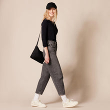 Carica l'immagine nel visualizzatore di Gallery, Amazon Essentials T-Shirt Girocollo a Maniche Lunghe, vestibilità Classica (Disponibile in Taglie Forti) Donna, Nero, L