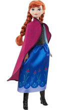 Carica l'immagine nel visualizzatore di Gallery, Mattel Disney Frozen - Anna, bambola con abito elegante e accessori ispirati al film Dsney Frozen 1, giocattolo per bambini, 3+ anni, HLW49
