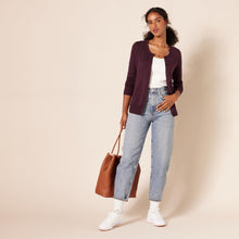 Carica l'immagine nel visualizzatore di Gallery, Amazon Essentials Cardigan Girocollo Leggero (Taglie Forti Disponibili) Donna, Bordeaux, L