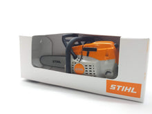 Carica l'immagine nel visualizzatore di Gallery, Stihl - Portachiavi a forma di motosega, funzionamento a batteria
