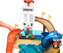 Carica l&#39;immagine nel visualizzatore di Gallery, Hot Wheels- Playset Lo Squalo Sta Attaccando, Pista con Macchinina Cambia Colore, Giocattolo per Bambini 4+Anni, BGK04