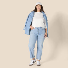 Carica l'immagine nel visualizzatore di Gallery, Amazon Essentials T-Shirt Girocollo a Maniche Lunghe da Donna, 100% Cotone, vestibilità Regolare, Bianca, L
