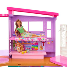 Carica l&#39;immagine nel visualizzatore di Gallery, Barbie - Barbie Casa di Malibu (106 cm) playset casa delle Bambole con 2 Piani, 6 stanze, Ascensore Altalena e più di 30 Pezzi, Giocattolo per Bambini 3+ Anni, HCD50
