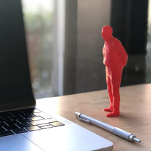 Carica l'immagine nel visualizzatore di Gallery, Superstuff Umarell Statuetta da Scrivania, Umarell Statuetta Pensionato, Gadget Divertenti per Colleghi e Amici, Secret 