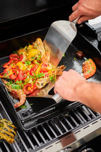 Carica l'immagine nel visualizzatore di Gallery, RÖSLE plancha spatola larga, spatola per barbecue con angoli arrotondati per girare carne e verdure, acciaio inox 18/10,