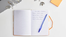 Carica l'immagine nel visualizzatore di Gallery, BIC Set Special Edition Penne a Sfera Cristal Soft Punta Media (1,2 mm) - Inchiostro di Colori Assortiti, Confezione da 20