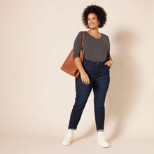 Carica l'immagine nel visualizzatore di Gallery, Amazon Essentials Jeans Skinny Elasticizzati a Vita Media - colori fuori produzione Donna, Delavé Scuro, 44