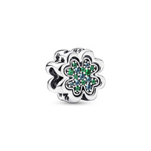 Carica l'immagine nel visualizzatore di Gallery, PANDORA Ciondolo Moments a forma di trifoglio in argento Sterling con cristalli verde ghiaccio e verde reale