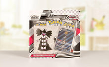 Carica l'immagine nel visualizzatore di Gallery, Pokémon: collezione con adesivi (Gothitelle) dell’espansione Scarlatto e Violetto - Fuoco Bianco del GCC (carta promozionale olografica e tre buste di espansione)