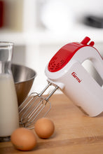 Carica l'immagine nel visualizzatore di Gallery, Girmi SB02 Sbattitore Elettrico, 170W, Sbattitori Inox per montare panna ed albumi, Funzione Turbo, Ganci Inox per impas