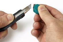 Carica l'immagine nel visualizzatore di Gallery, wolfcraft Coltello con lama a spezzare standard 9 mm I 4141000 I Coltello in plastica con guida in metallo
