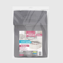 Carica l'immagine nel visualizzatore di Gallery, La Briantina Scatola Guardaroba con Coperchio 30x40x13 cm – Organizer Armadio con Maniglia, Rivestimento in TNT e Struttura in Cartone, Tasca Porta Etichetta, Colore Casuale Grigio o Beige