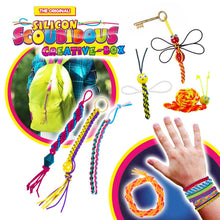 Carica l'immagine nel visualizzatore di Gallery, CRAZE SCOUBIDOU Scatola Creativa – 36 cordoncini in silicone + 30+ perline/charms – Kit fai-da-te per braccialetti e por